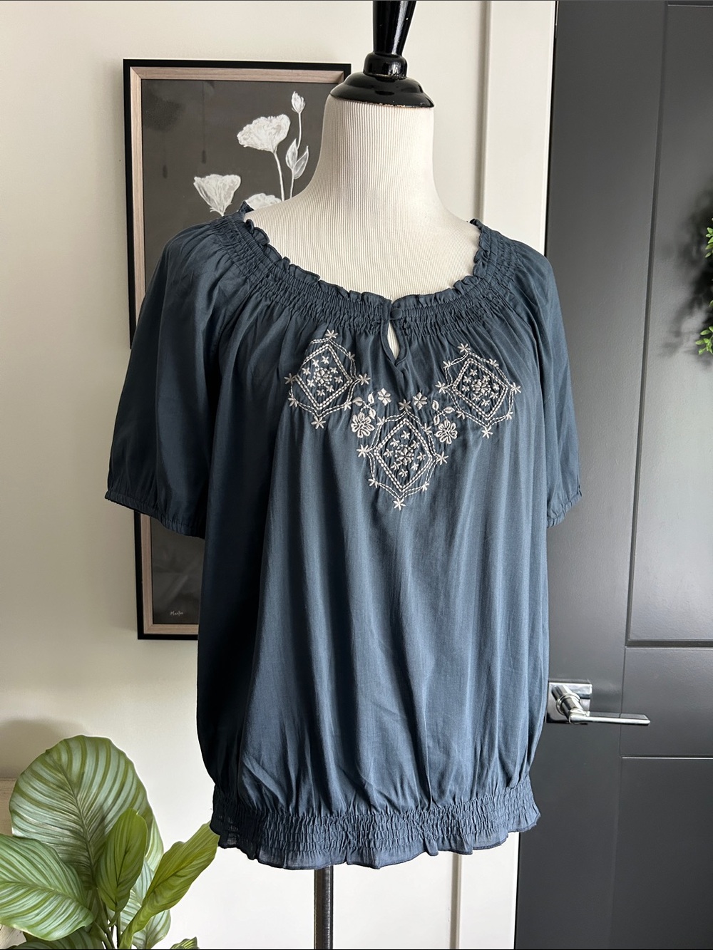 🌺 L deep gray Blue Embroidered short sleeve Peasant Top